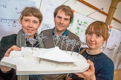 Anika Gründer, Florian Kirfel und Nikola Mayer (von links) entwarfen ein Haus mit großem Dach und viel Transparenz. Foto: Wunderatsch