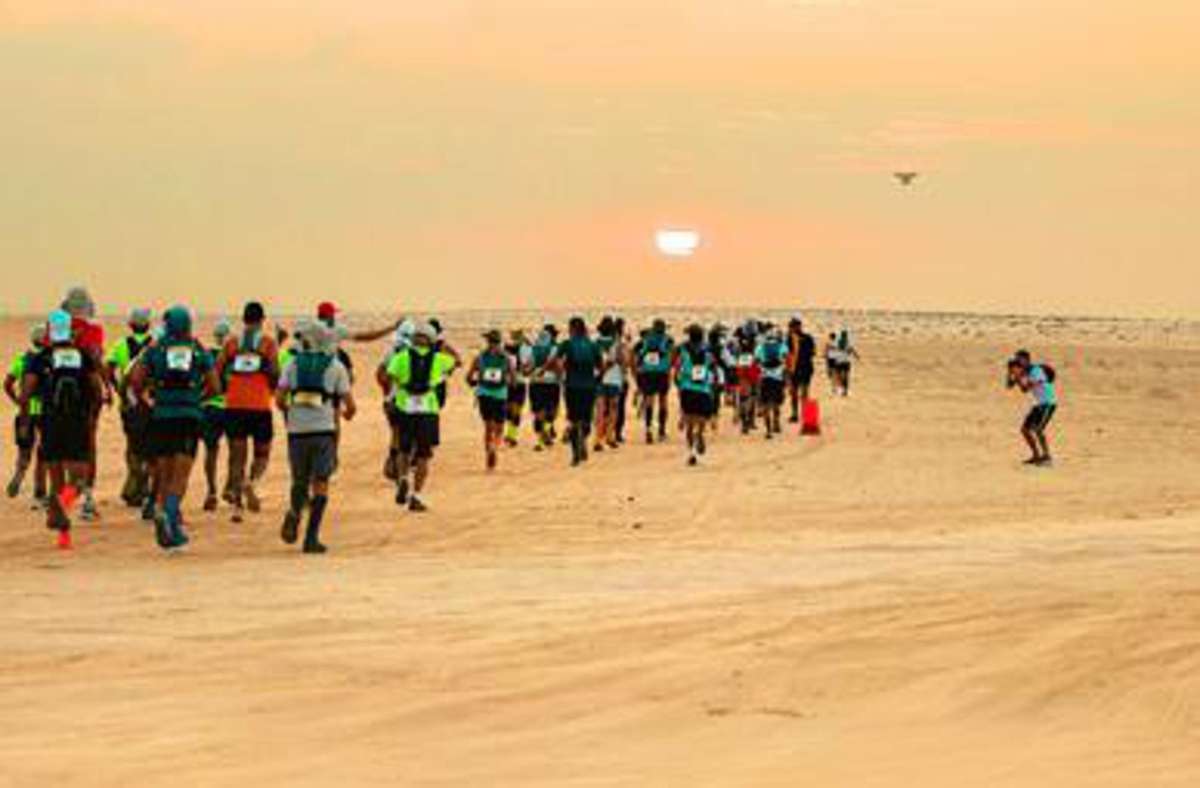 Im Morgengrauen geht es los: Die einen laufen 50 Kilometer, die anderen sogar 100 Kilometer durch die Wüste. Foto: Foto: amirage/SEDD/K