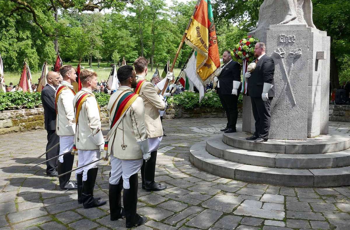 Am Ehrenmal der Stadt Coburg am Schlossplatz und am CC-Ehrenmal im Hofgarten gedachte der Coburger Convent der Verstorbenen.