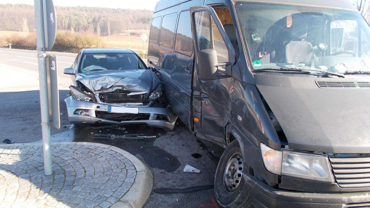 Itzgrund: B 4/Itzgrund: Fahrzeuge krachen ineinander - 18.000 Euro Schaden