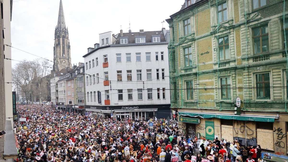 Karneval in Köln: Zahlreiche Jugendliche schon am Mittag sturzbetrunken