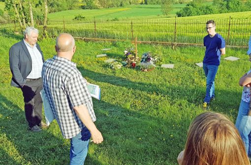 An dieser Stelle im Friedhof Heubach werden Urnengräber entstehen. Eine Bestattung hat schon stattgefunden. Bürgermeister Jürgen Hennemann (links) und das Gremium, ließen sich von Stadtrat Thomas Limpert (Zweiter  von links) die Ideen hierzu erläutern. Foto: /Helmut Will