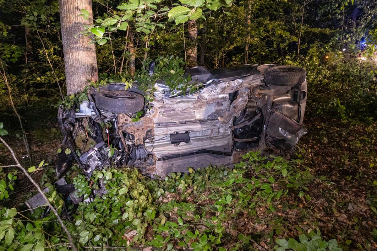 Schwerer Verkehrsunfall in einem Waldstück der BA44 im Landkreis Bamberg.