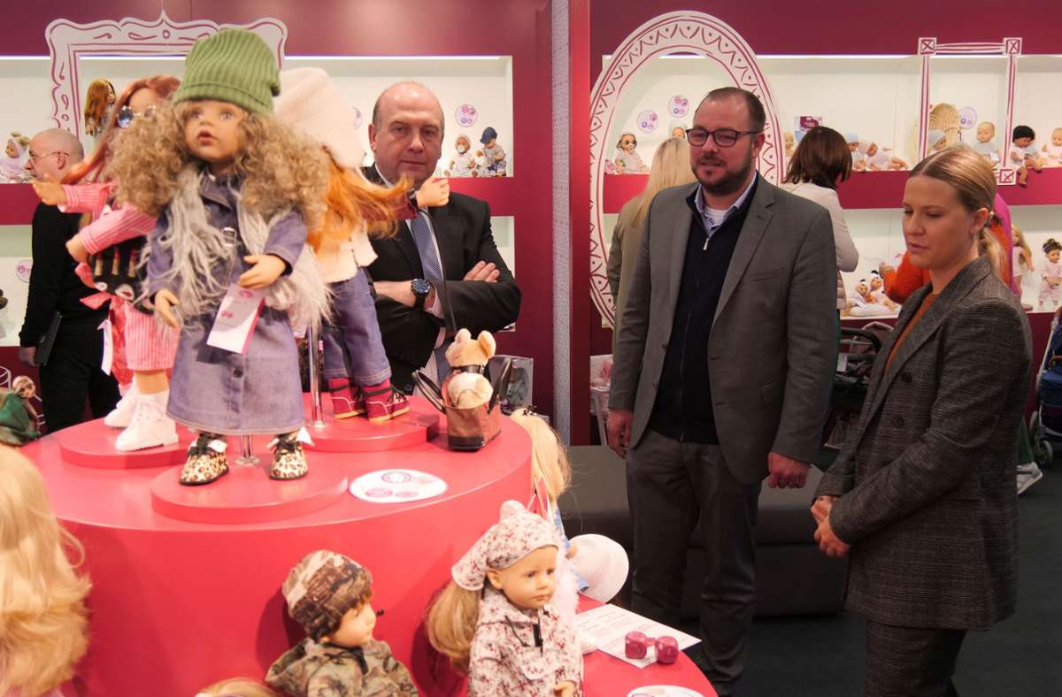 Besuch in der Welt der Puppen: Martin Schmitz, Sebastian Straubel und Anna Beyer (von links) am Stand der Götz-Puppenmanufaktur.