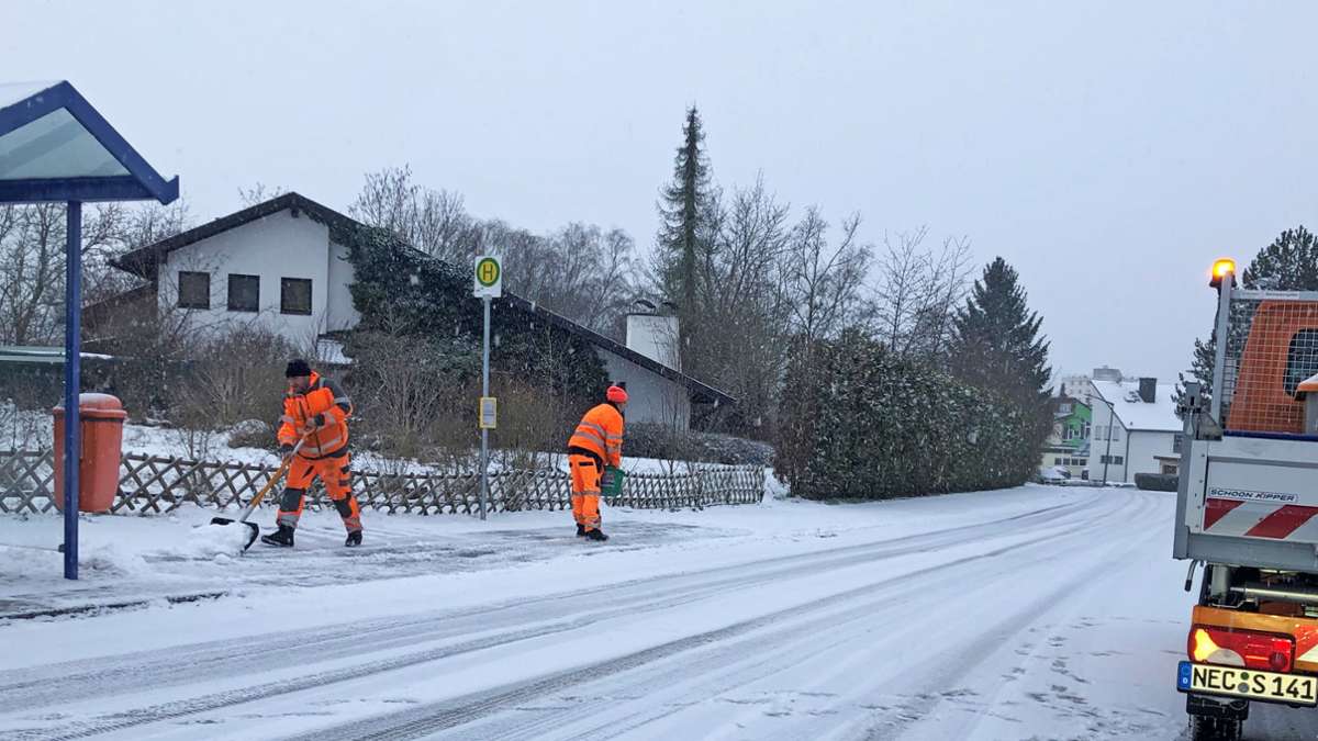 Neustadt: Mit Manpower gegen den Schnee