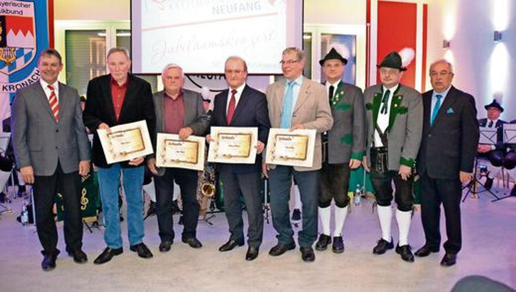 Die neuen Ehrenmitglieder des Musikvereins Neufang mit Bürgermeister Gerhard Wunder (links). Heinrich Föhrweiser (Dritter von rechts) wurde für seine 20-jährige Dirigententätigkeit ausgezeichnet.