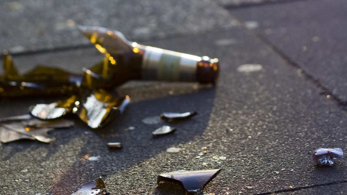 Coburg: Betrunkener wirft Flaschen aus dem Haus: Fußgänger verletzt