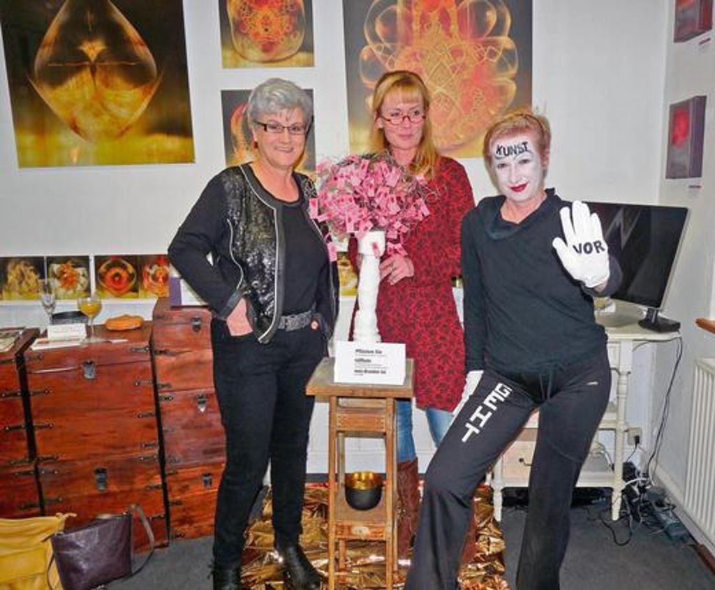 Kunst geht vor - bei Vera Schnitzer, Kerstin Amend-Pohlig und Gitta Hofrichter (von links). 	Fotos. Wagner