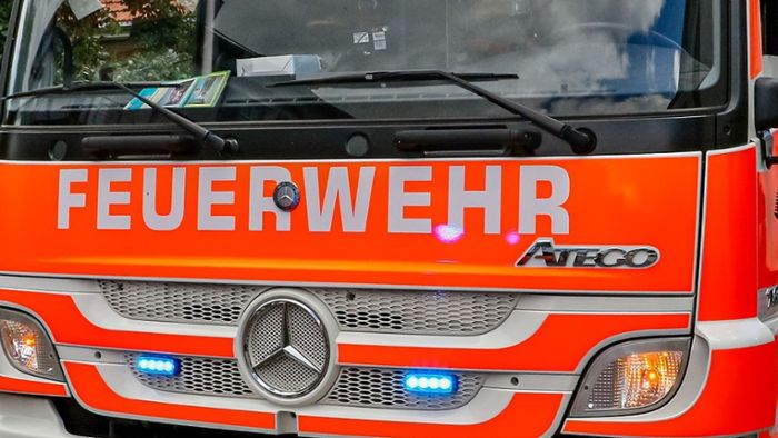 Gesperrte Straßen in Haßfurt wegen brennenden Baums