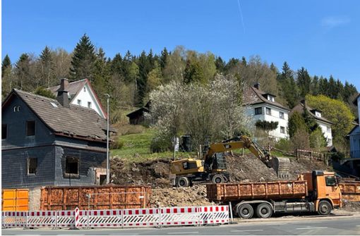 Die Abrissbagger sind in Alexanderhütte schwer im Einsatz. Foto: Markt Tettau