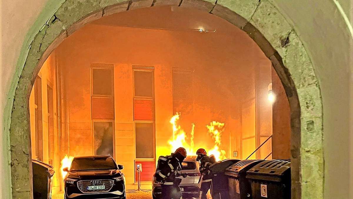 Autobrand am Rathaus:: Sachverständiger: Es war Brandstiftung