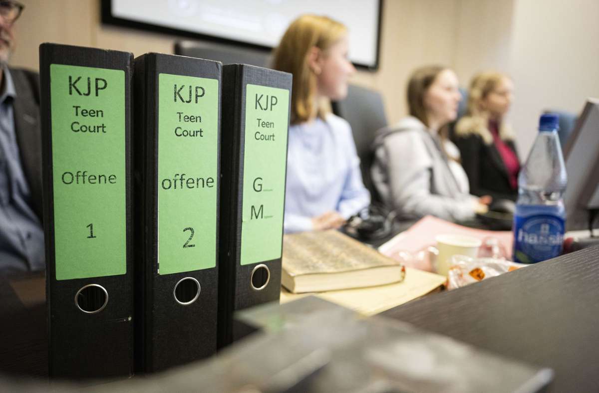 An vielen Staatsanwaltschaften Bayerns gibt es bereits Teen Courts. Die Erfahrungen dabei sind meist positiv. Foto: picture alliance / dpa /Sebastian Christoph Gollnow