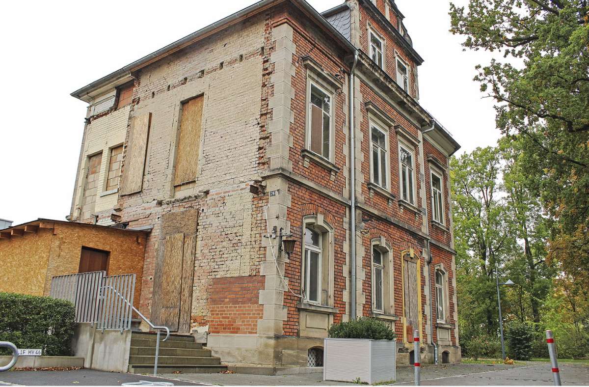 Erneuerungsbedarf: Das Backsteingebäude auf dem Areal der Rückert-Mittelschule soll saniert werden. Bisher scheiterte das an den Kosten.