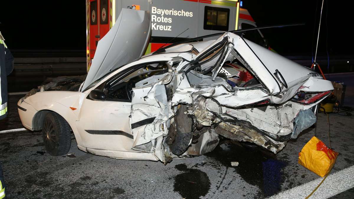 Länderspiegel: Auto steht unbeleuchtet auf A93: Mann stirbt bei Unfall