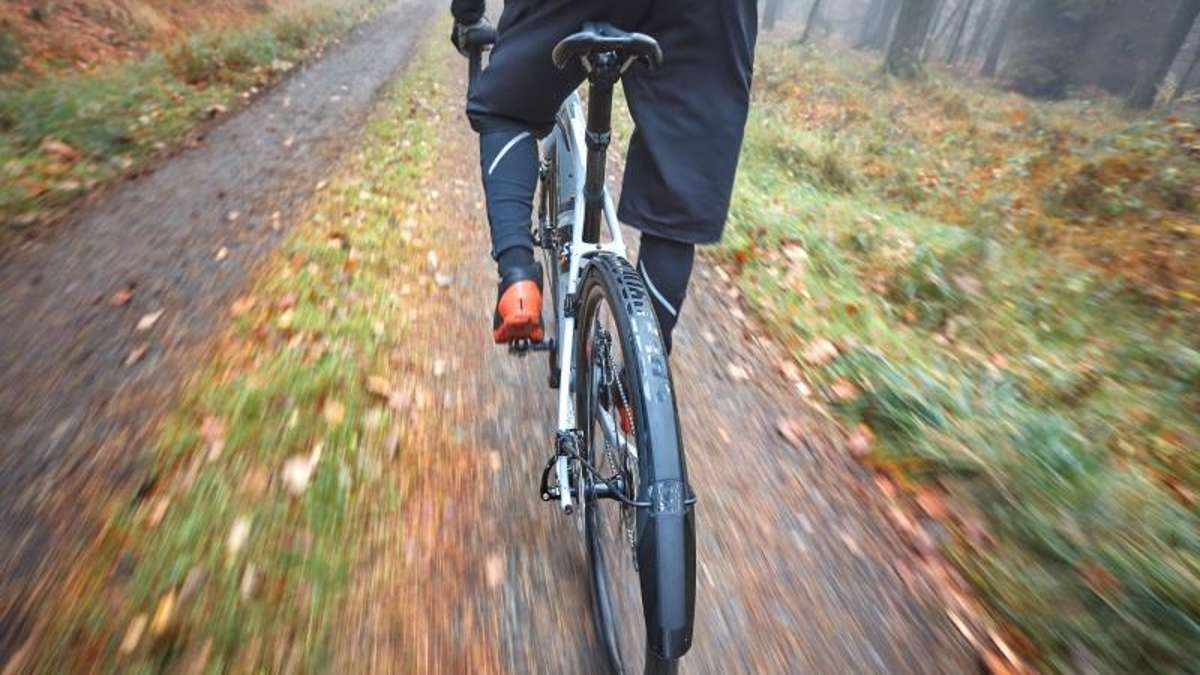 Coburg: 21-Jähriger auf Fahrrad von Auto erfasst