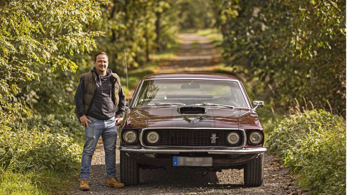 Michael Knoch ist stolz auf seinen Ford Mustang.