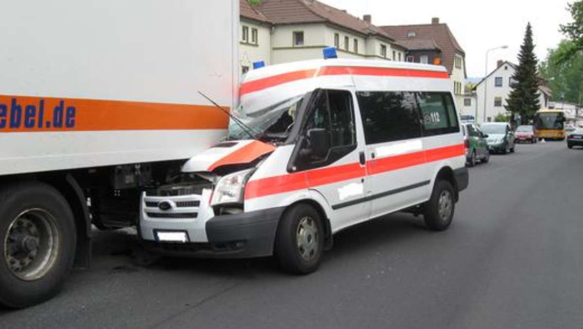 Coburg: Krankenwagen kracht in Lkw: zwei Verletzte