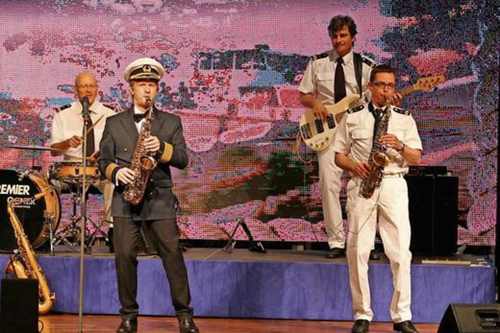 "Willkommen an Bord" - so begrüßten "Captain Cook & seine singenden Saxophone" am Samstagabend ihre Zuhörer im Kongresshaus Rosengarten. Foto: Desombre