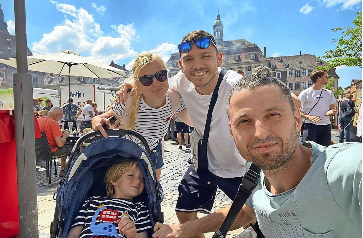 Fühlt sich nach wie vor in  Coburg sehr wohl: Dino Mustafić (Mitte) zeigte vor Kurzem Borys Kriuchkov, dem ehemaligen Mitspieler beim Sonneberger HV,    und dessen Familie   seine Heimatstadt, hier am  Marktplatz.