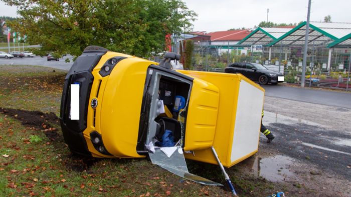 20-Jähriger baut Unfall mit Elektroauto der Post