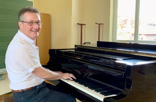 Studiendirektor Martin Kleiner  ist  neuer Leiter des    musischen  Gymnasium Albertinum und setzt sich auch mal selbst ans Klavier Foto: Neue Presse/Steffi Wolf
