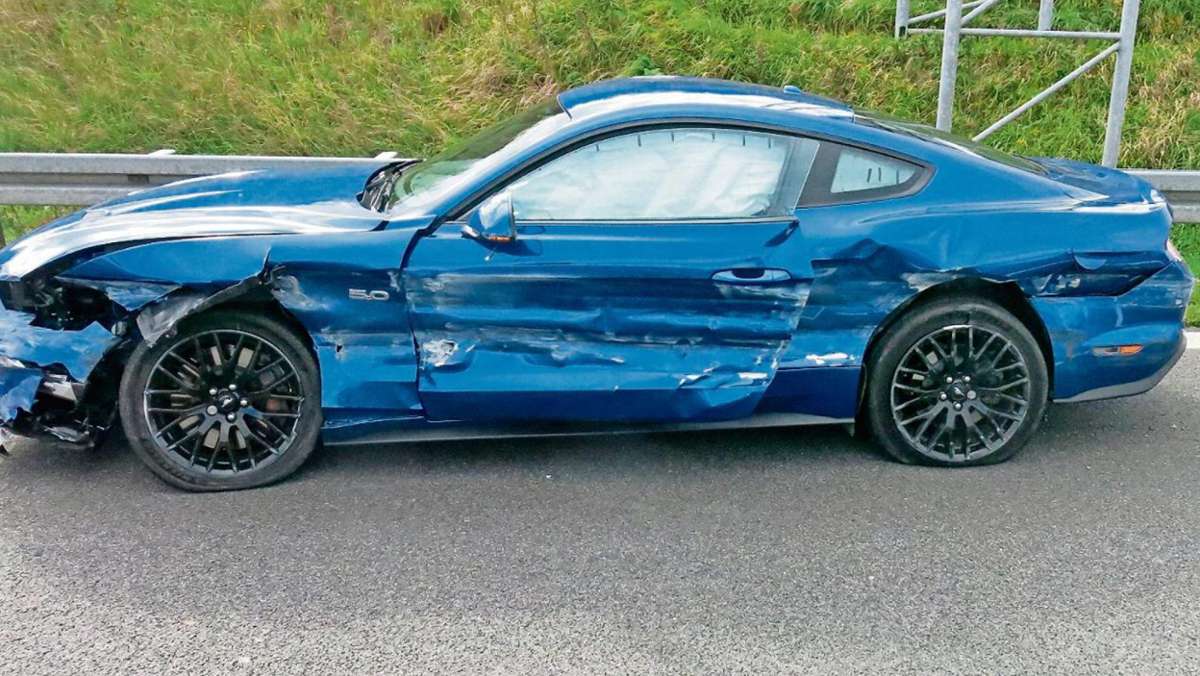 Dörfles-Esbach/A 73: Mustang schlägt auf A 73 in Leitplanke ein: Fahrer verletzt