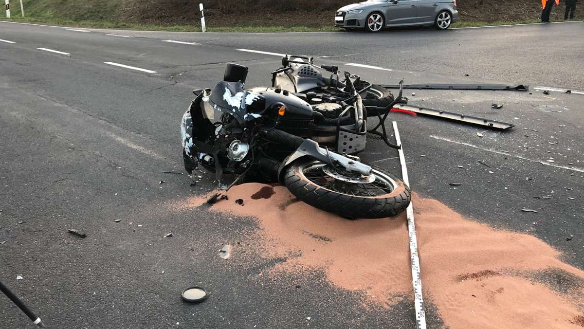 Aus der Region: Motorradfahrer stirbt nach Kollision mit Rettungswagen
