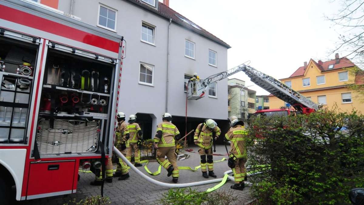 Länderspiegel: Feuer in komplett vermüllter Wohnung: Seniorin schwer verletzt