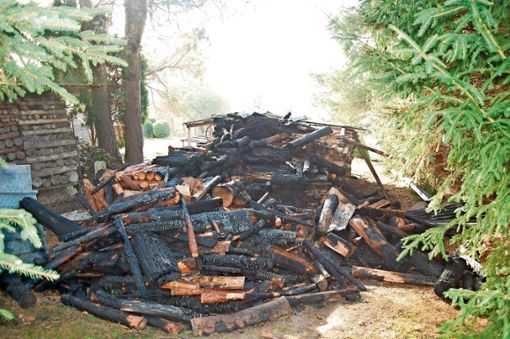 Dieser Holzstapel in einem Wohngebiet in Autenhausen ging in der Nacht zum Sonntag in Flammen auf. Foto: M . Fleischmann Quelle: Unbekannt