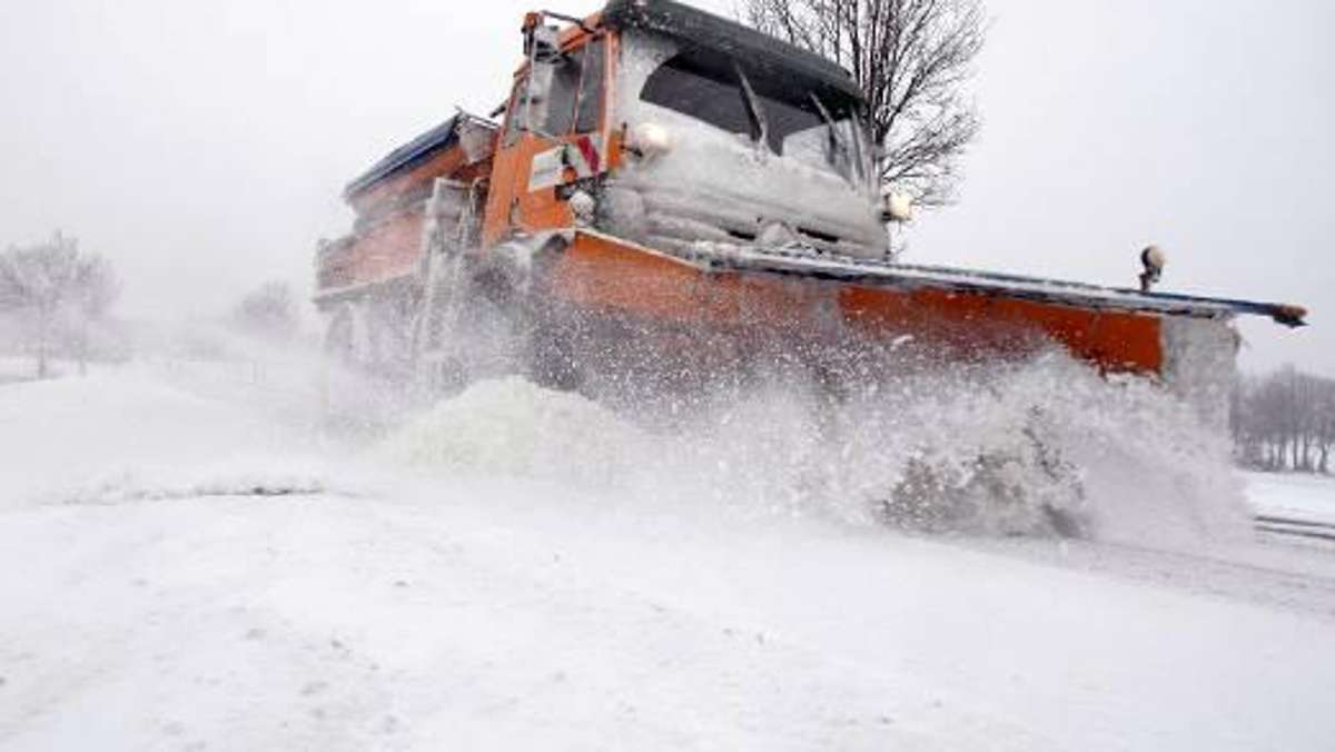 Länderspiegel: Autofahrer rammt Schneepflug auf der A9