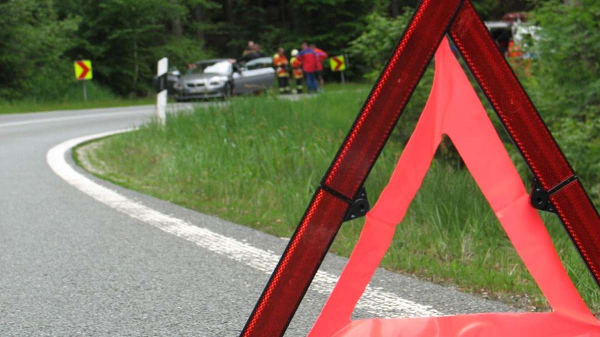 Aus der Region: Gegen Lieferwagen: Motorradfahrer stirbt am Unfallort