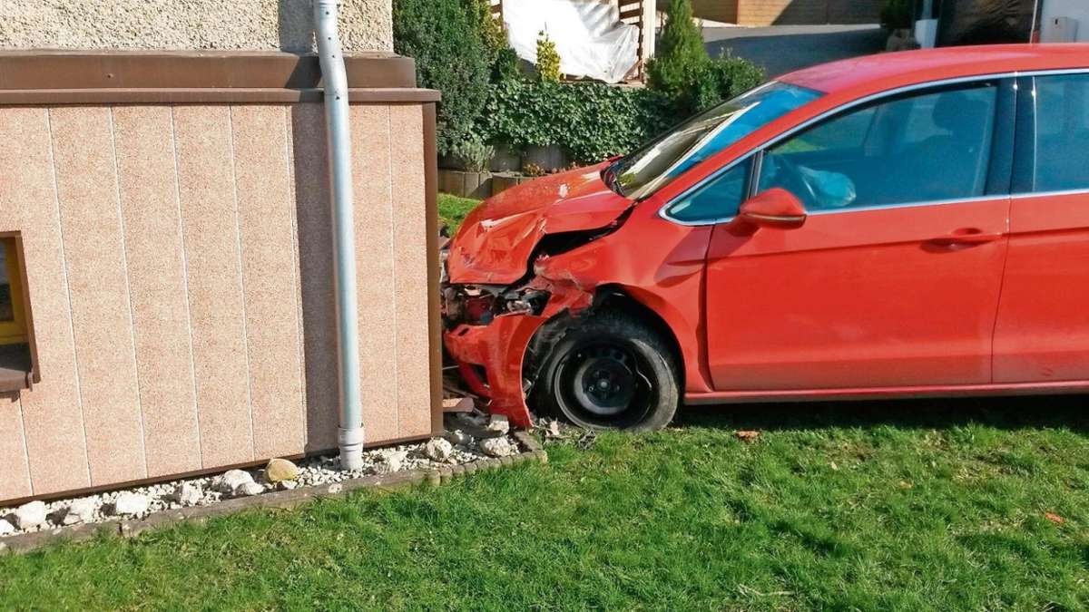 Kronach: Auto prallt gegen Haus