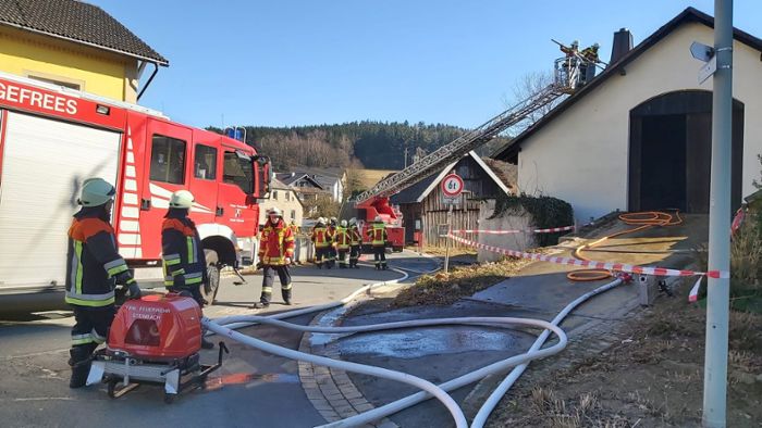 Mehr als 120 Feuerwehrleute alarmiert: Funkenflug setzt Dachstuhl in Brand