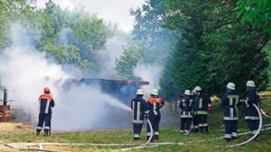 Gartenhütte mit Gasflaschen steht plötzlich in Flammen
