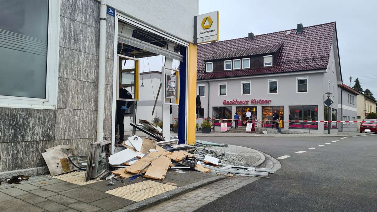 Unbekannte haben einen Geldautomat im Landkreis Tirschenreuth gesprengt.