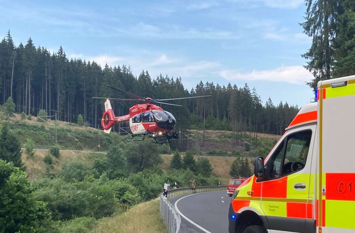 Auf der B85 zwischen Ludwigsstadt und Steinbach am Wald hat sich am Mittwoch ein schwerer Motorradunfall ereignet. Ein Rettungshubschrauber war im Einsatz.