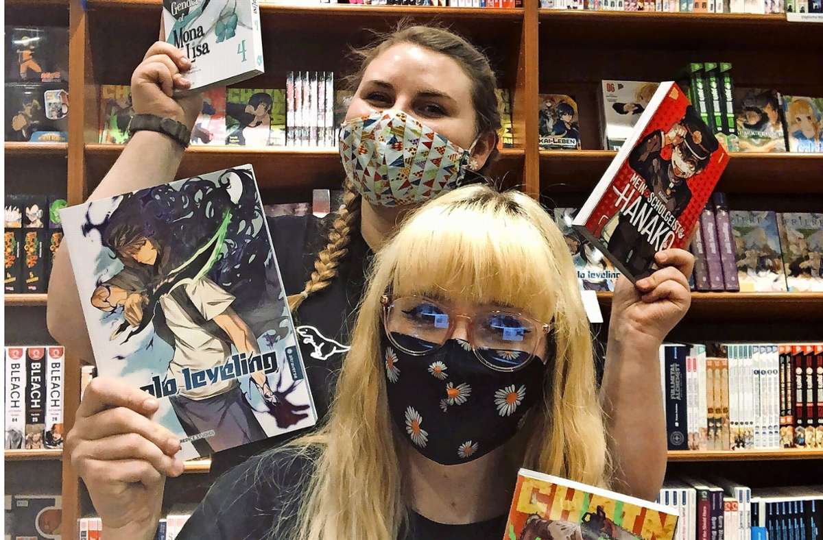 Buchhändlerin Janina Böhnlein (hinten) und Auszubildende Hannah Siller sind Manga-Fans. Foto: Thalia