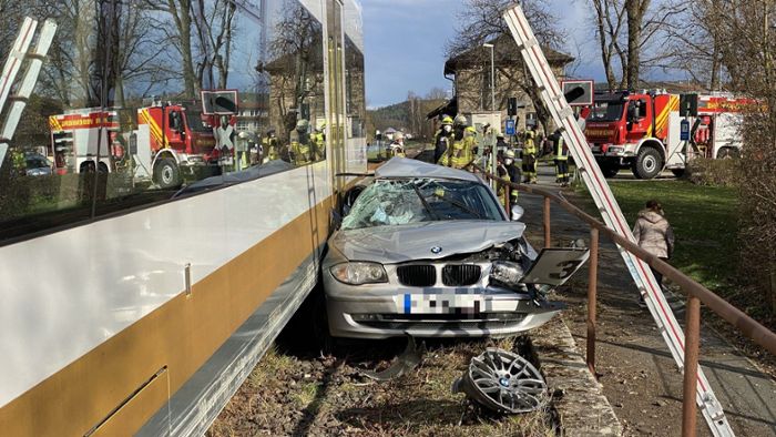 Landkreis Bayreuth: Auto stößt mit Zug zusammen