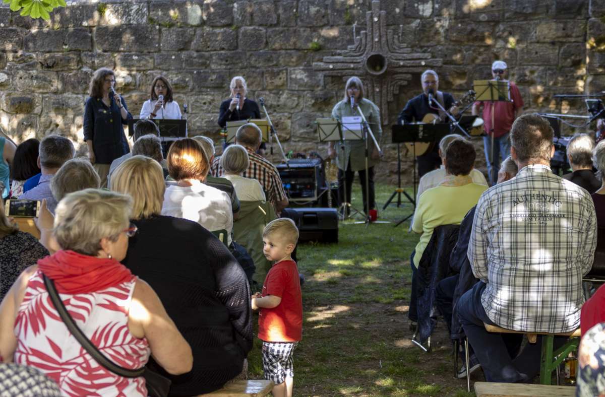Mehr als 250 Menschen waren in den Pfarrgarten der Laurentiuskirche in Ebern gekommen, um das Benefizkonzert anlässlich des 40. Geburtstags der Kirchenmusikgruppe Effata zu genießen