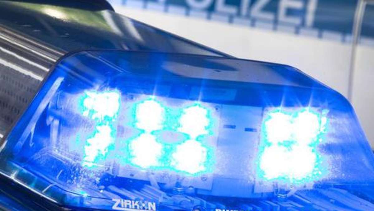 Lichtenfels: Erschrocken: Polizeiauto landet im Graben