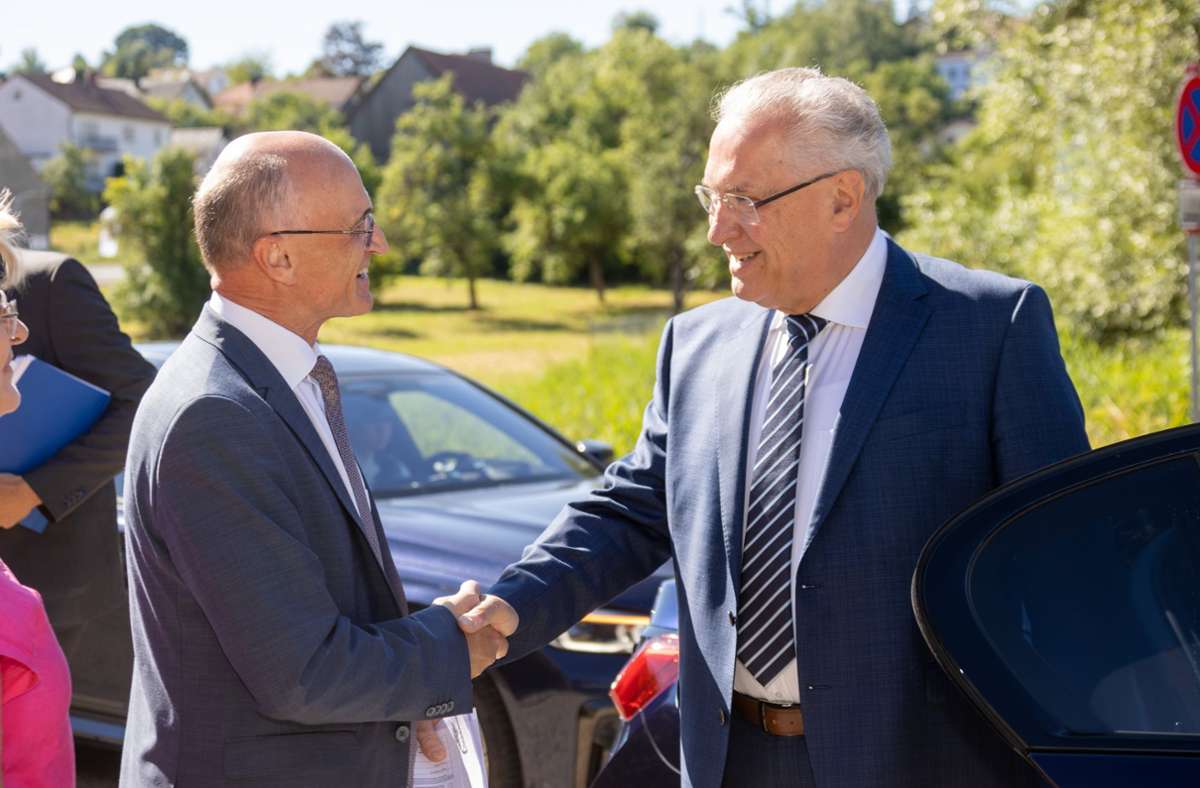 Der bayerische Innen- und Kommunalminister Joachim Herrmann gratuliert Landrat Wilhelm Schneider zum 50. Geburtstag des Landkreises Haßberge.