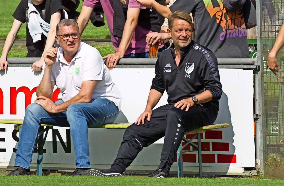 Friesens Trainer Peter Reichel (rechts) appelliert an sein Team,  Kleinrinderfeld nicht zu unterschätzen. Foto: H.  Weiß