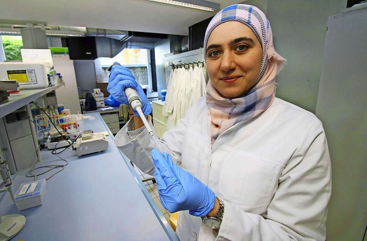 Marwa Malhis bei der Arbeit im Bioanalytik-Labor der Hochschule Coburg. Foto: Hochschule Coburg