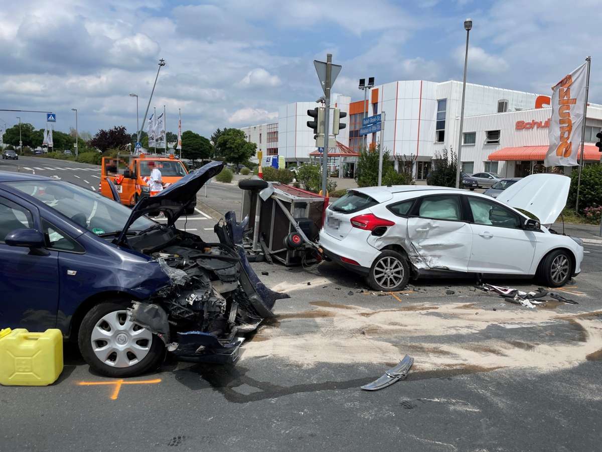 Die beschädigten Autos nach dem schweren Unfall am Mittwoch in Rödental.