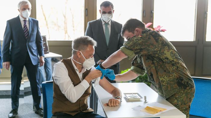 Spritzen hinterm Werktor: Minister Holetschek besucht Firmen-Impfzentrum