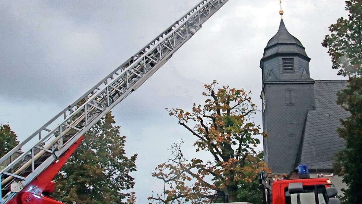 Coburg: Turm steht, Wetterhahn gerettet