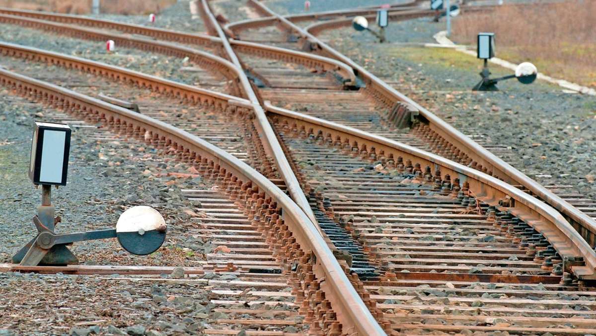Aus der Region: Strecke Hof-Plauen: Mann von Zug überrollt und getötet