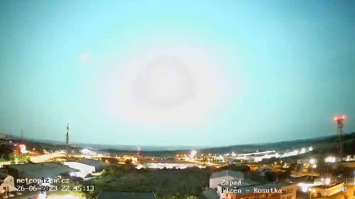Spektakulärer Anblick: Meteoroid verglüht am Nachthimmel