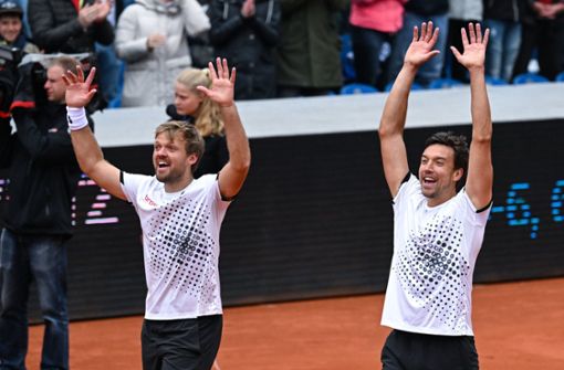 Feiern mit den Fans den Sieg in München: Kevin Krawietz (links) und Andreas Mies. Foto: dpa/Sven Hoppe