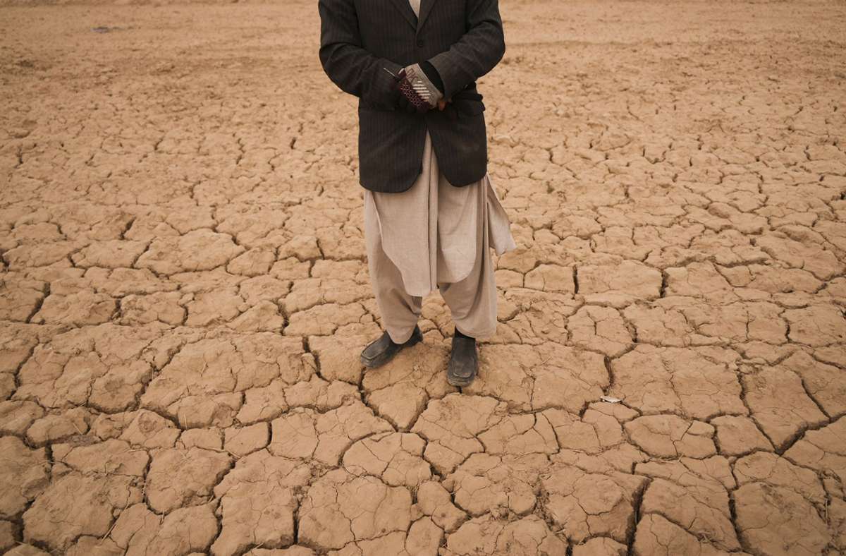 Weltweite Dürre: Ein afghanischer Bauer  begutachtet sein karges Feld, auf dem er früher Weizen anbaute, um seine 18-köpfige Familie zu ernähren.